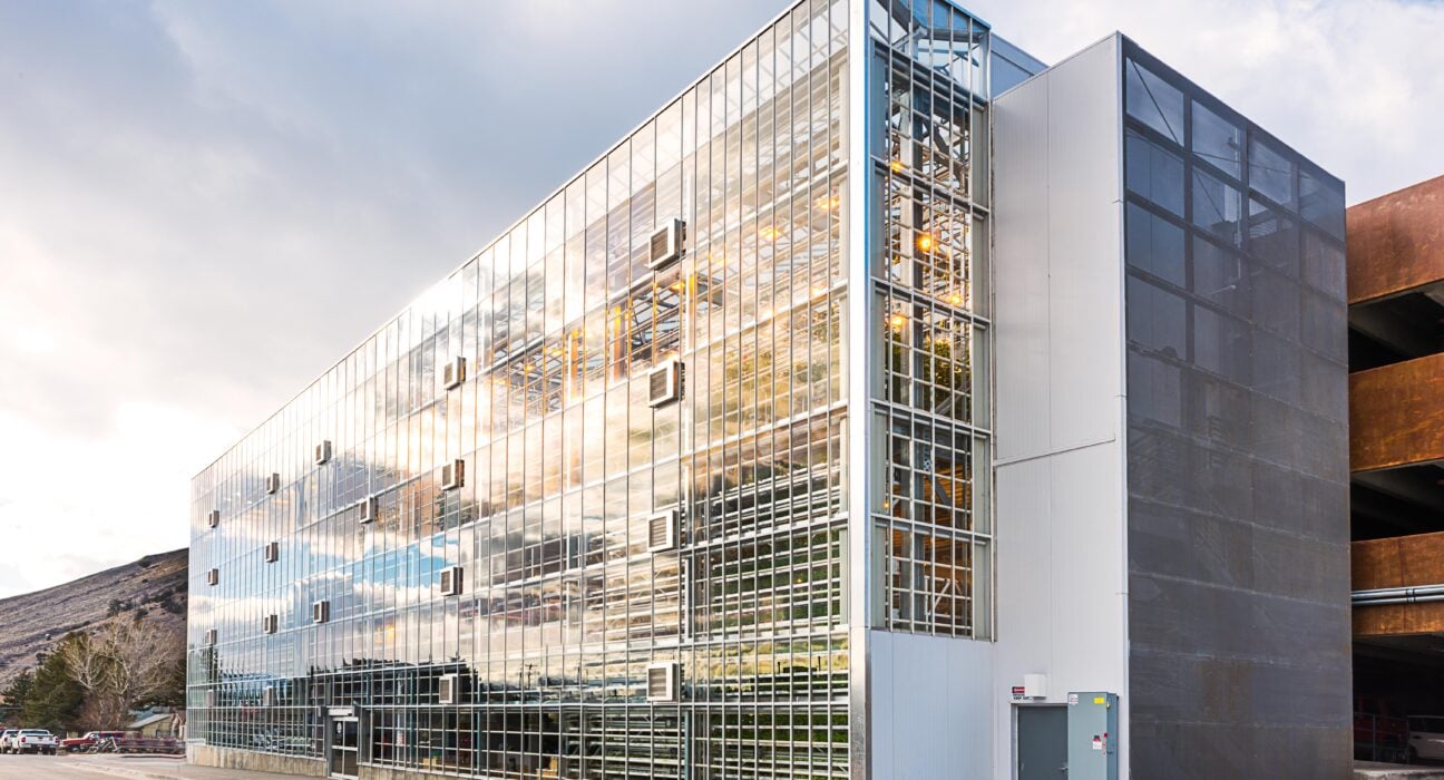Raiven Capital invests in Vertical Harvest, scaling AI-driven vertical farming that boosts food security, efficiency, and inclusion.