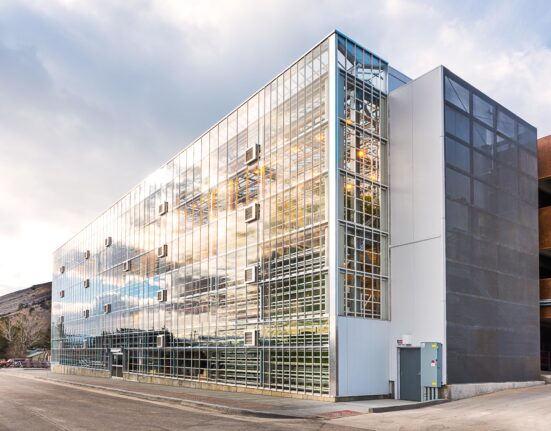Raiven Capital invests in Vertical Harvest, scaling AI-driven vertical farming that boosts food security, efficiency, and inclusion.