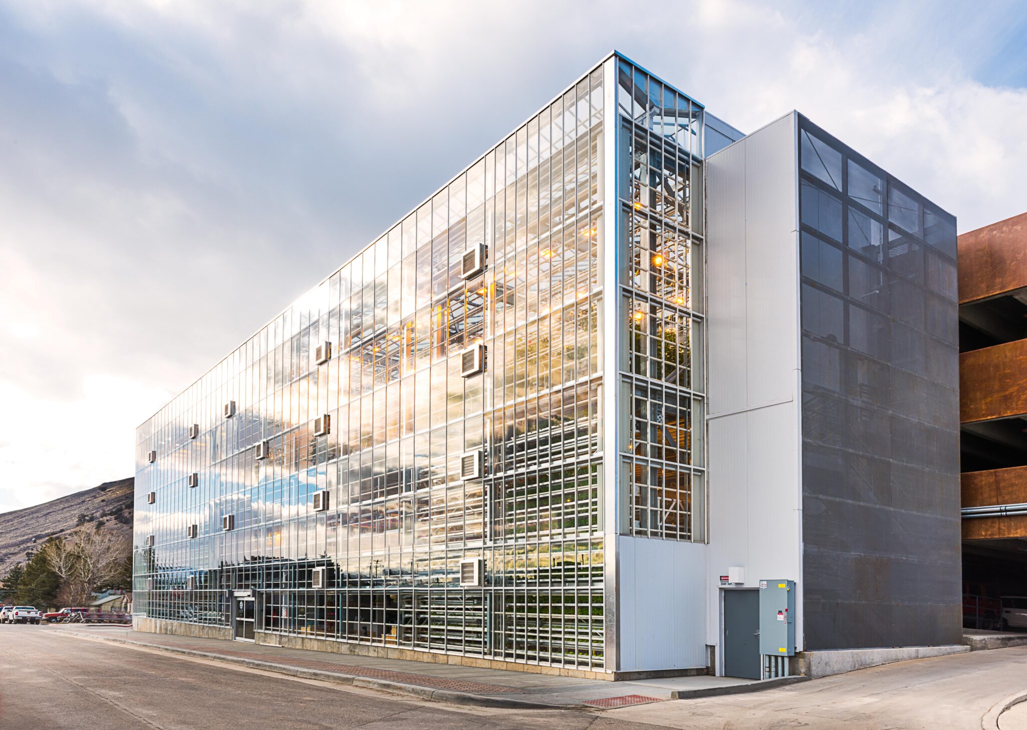 Raiven Capital invests in Vertical Harvest, scaling AI-driven vertical farming that boosts food security, efficiency, and inclusion.